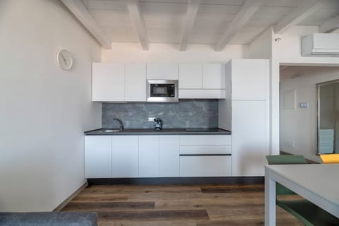 Studio | Private kitchen | Fridge, microwave, oven, stovetop