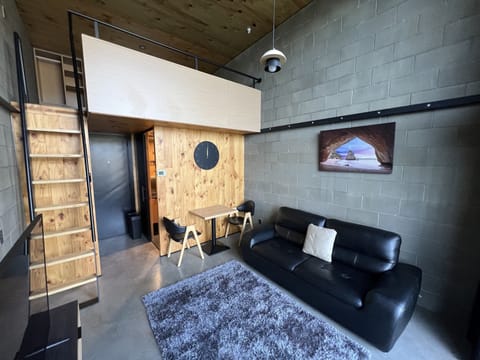 Deluxe Loft | Living area
