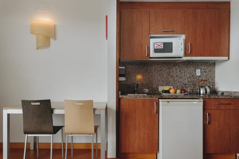 Studio | Private kitchen | Full-size fridge, microwave, stovetop, cookware/dishes/utensils