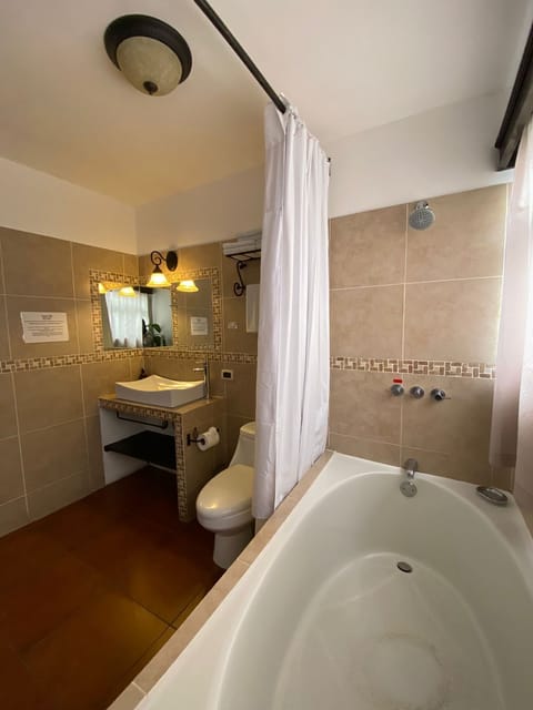 Junior Room | Bathroom | Shower, free toiletries, towels