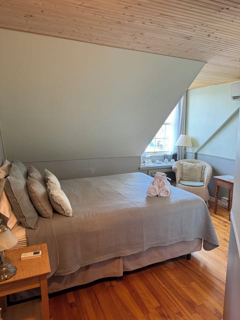 Classic Double Room, 1 Queen Bed, Partial Lake View | Individually decorated, individually furnished, iron/ironing board