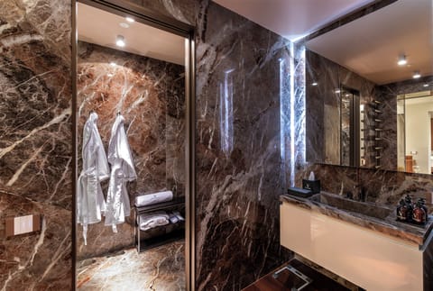 Luxury Junior Suite Sforza | Bathroom | Free toiletries, hair dryer, slippers, bidet