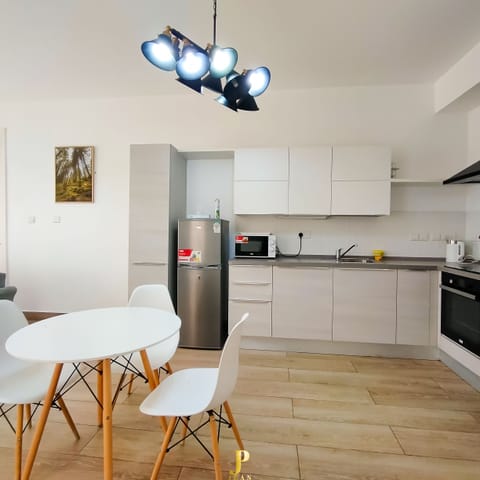 City Apartment | Private kitchen | Fridge, microwave, cookware/dishes/utensils, dining tables