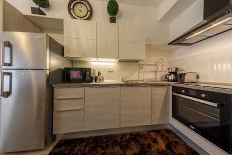 Business Apartment | Private kitchen | Fridge, microwave, cookware/dishes/utensils, dining tables