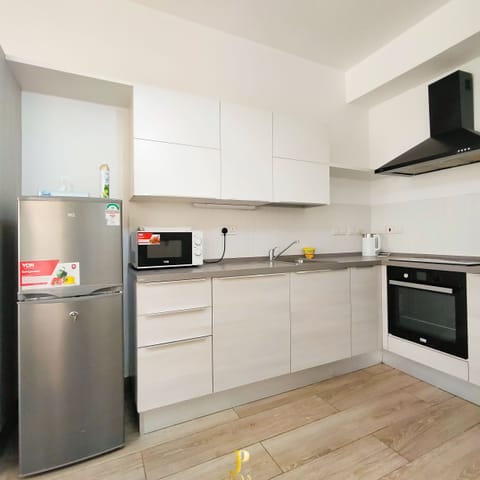 City Apartment | Private kitchen | Fridge, microwave, cookware/dishes/utensils, dining tables