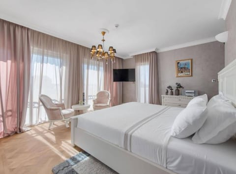 5 bedrooms, cribs/infant beds