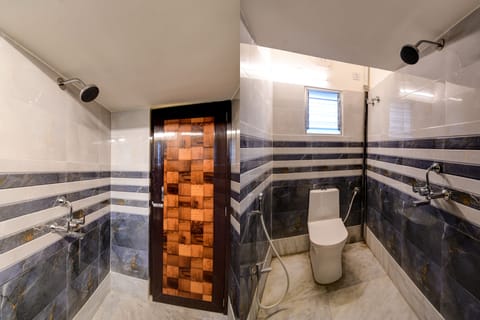 Classic Room | Bathroom | Shower, free toiletries, towels