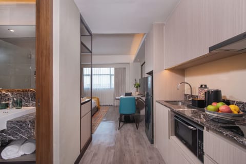 Premier Studio | Private kitchen | Microwave, electric kettle