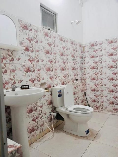 Luxury Room | Bathroom | Shower, rainfall showerhead, towels, soap