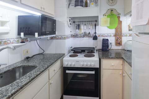 Family Apartment | Private kitchen | Fridge, microwave, oven, coffee/tea maker