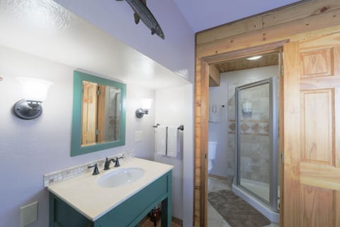 Standard Double Room, Ensuite (Mountain Whispers Suite) | Bathroom