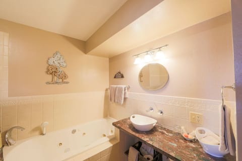 Standard Double Room, Ensuite (Denali Suite ) | Bathroom