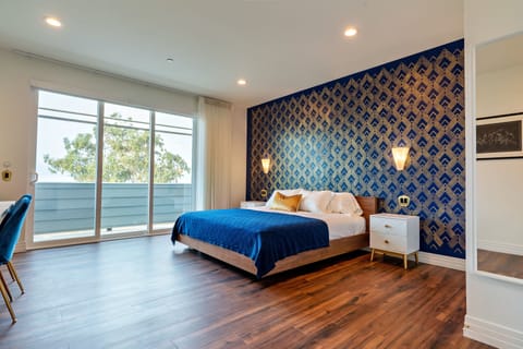 Rhapsody in Blue: Deluxe King, Ocean View | Premium bedding, individually decorated, desk, laptop workspace