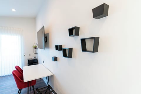 Shall We Dance: Deluxe King, Ocean View | Premium bedding, individually decorated, desk, laptop workspace