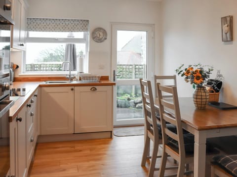 Kitchen/diner | Trem Y Mor, Criccieth