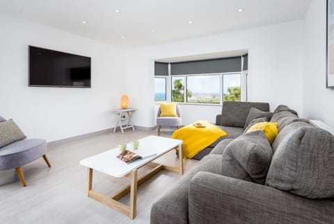 Living room at Chi Lowen, Fistral, Cornwall, self catering with Beach Retreats.
