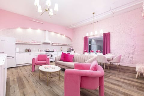 So.... i hope you like pink! Great room, Dinin area & Kitchen