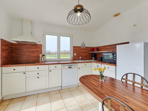 Sky, Plant, Cloud, Street Light, Urban Design, Road Surface, Tree, Building, Landscape, Road