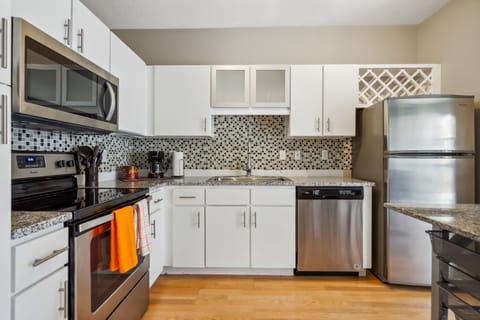 Deluxe Apartment, 1 Bedroom | Private kitchen | Fridge, microwave, oven, stovetop