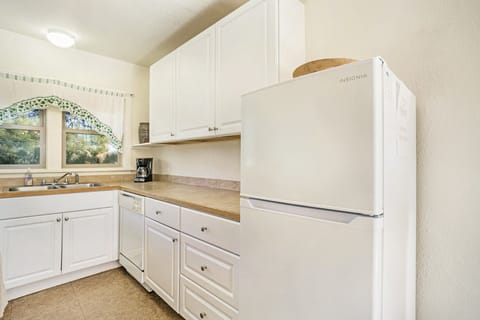 Cabin, 2 Bedrooms | Private kitchen | Fridge, oven, coffee/tea maker, toaster