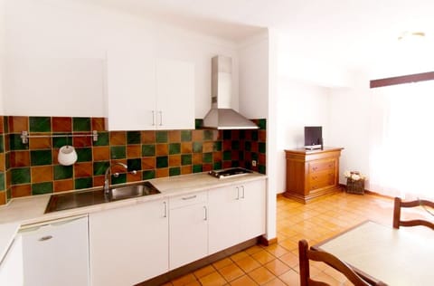 Suite | Private kitchenette | Mini-fridge, microwave, stovetop, electric kettle