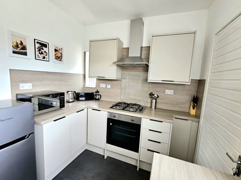 Comfort House, Multiple Beds, Non Smoking, Garden View | Private kitchen | Mini-fridge, microwave, oven, dishwasher