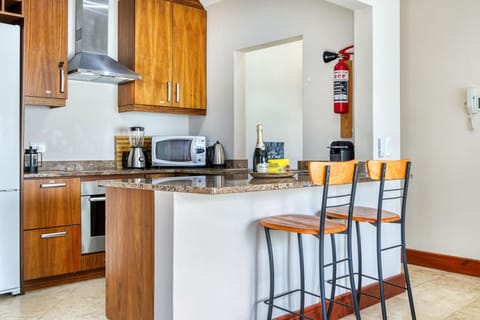 Backup-Powered Camps Bay Garden Apartment 12