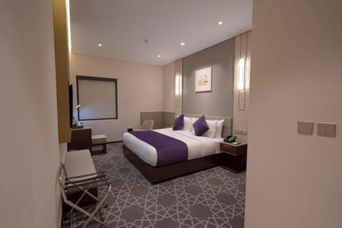 Suite, 1 King Bed, Corner | In-room safe, iron/ironing board, free WiFi, bed sheets