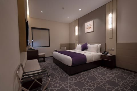 Suite, 1 King Bed, Corner | In-room safe, iron/ironing board, free WiFi, bed sheets