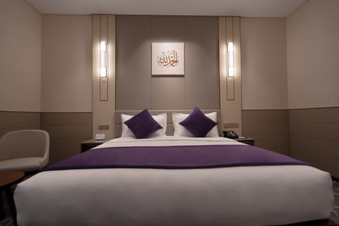 Suite, 1 King Bed, Corner | In-room safe, iron/ironing board, free WiFi, bed sheets