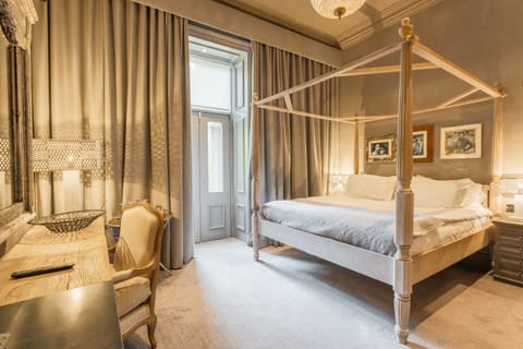 Luxe Double | Hypo-allergenic bedding, in-room safe, desk, laptop workspace