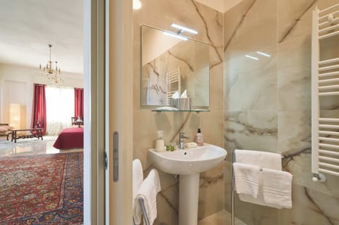 Superior Suite, Sea View | Bathroom | Shower, hair dryer, slippers, bidet