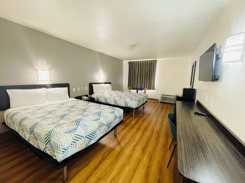 Standard Room, 2 Queen Beds, Non Smoking, Refrigerator & Microwave | Bathroom | Towels