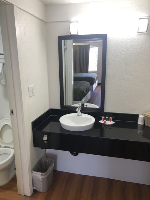 Combined shower/tub, free toiletries, hair dryer, towels