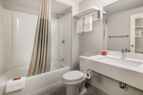 Combined shower/tub, hair dryer, towels