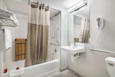 Combined shower/tub, hair dryer, towels