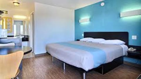 Deluxe Room, 1 King Bed, Smoking, Refrigerator & Microwave | Free WiFi, bed sheets