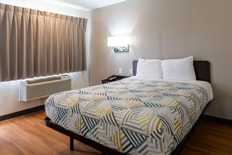 Standard Room, 1 Queen Bed, Smoking, Refrigerator & Microwave | Free WiFi, bed sheets