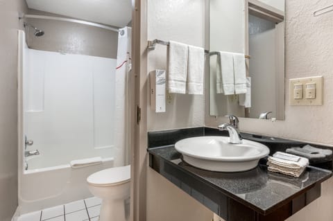 Combined shower/tub, towels