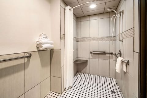 Room, 1 Queen Bed, Accessible, Non Smoking | Bathroom | Towels