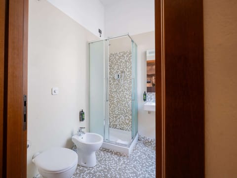 Superior Double Room, Non Smoking | Bathroom | Shower, hair dryer, bidet, towels