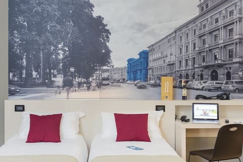 Twin Room | In-room safe, desk, free WiFi, bed sheets