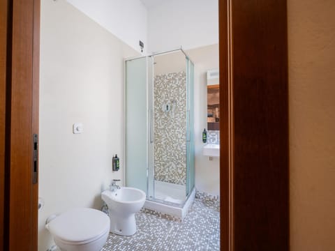 Superior Double Room, Non Smoking | Bathroom | Shower, hair dryer, bidet, towels