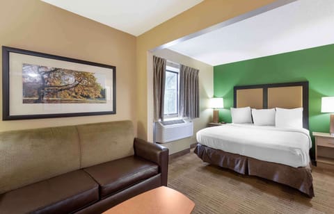 Deluxe Studio, 1 Queen Bed with Sofa bed, Non Smoking | Desk, iron/ironing board, free WiFi, bed sheets