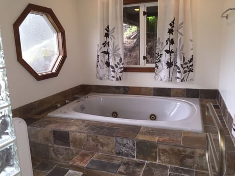 Luxury Studio Suite, 1 Bedroom, Jetted Tub, Garden View (Ohia Ranch Retreat) | Jetted tub