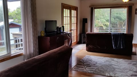 Luxury Studio Suite, 1 Bedroom, Jetted Tub, Garden View (Ohia Ranch Retreat) | Living area