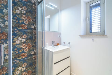 Classic Room, Balcony, City View | Bathroom | Shower, rainfall showerhead, free toiletries, hair dryer