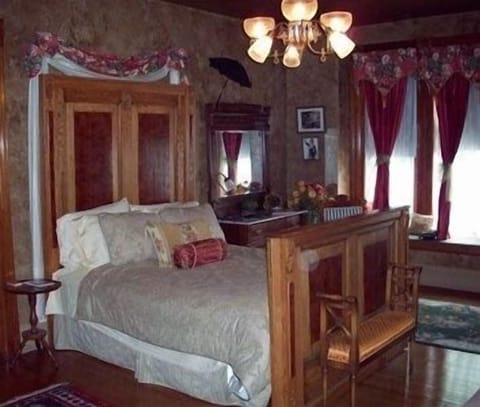 Premium Room, 1 Queen Bed | Premium bedding, iron/ironing board, rollaway beds, free WiFi