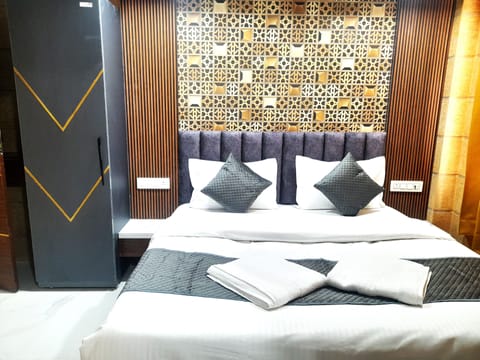 Luxury Room | Free WiFi, bed sheets