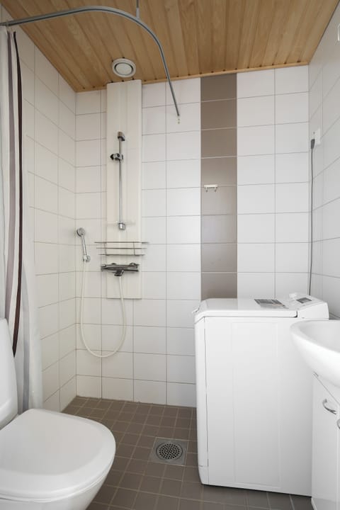 Basic Apartment, City View | Bathroom | Shower, hair dryer, towels